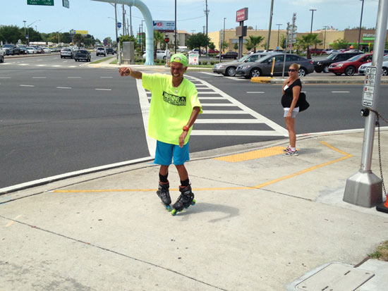 美国54岁男子脚踩轮滑表演舞蹈 给市民带来欢笑