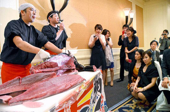 日本婚宴出新花样 金枪鱼“解体秀”娱乐宾客