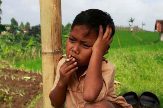 印尼7岁小烟民最多时每天吸60支烟 烟瘾难戒