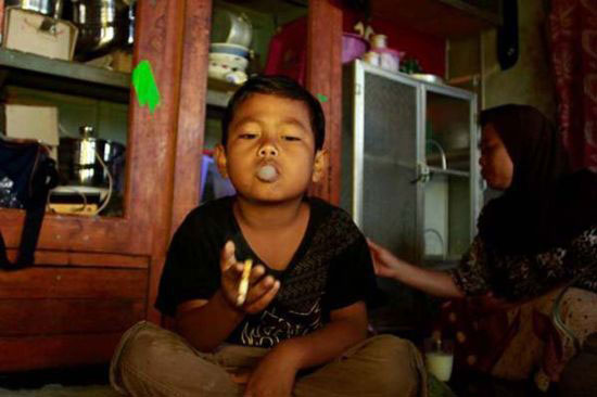 印尼7岁小烟民最多时每天吸60支烟 烟瘾难戒