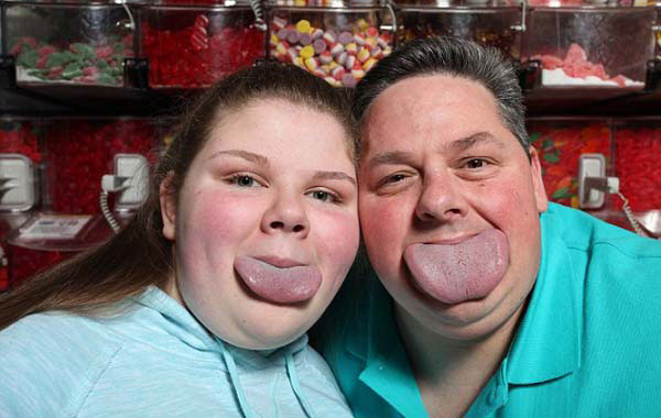 美国父女舌头宽8.6厘米破吉尼斯世界纪录
