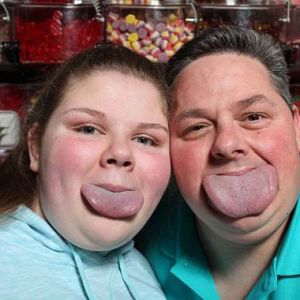 美国父女舌头宽8.6厘米破吉尼斯世界纪录