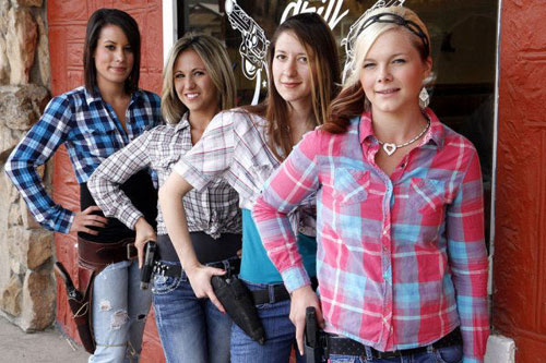 美国一餐厅女店员全都配枪上班 并鼓励顾客也可持枪