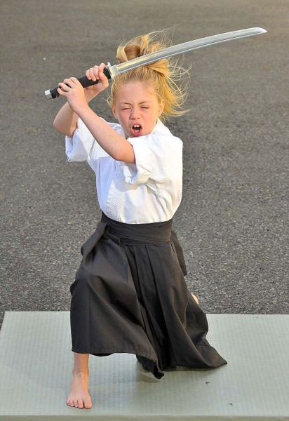 英国达人秀惊现9岁武术女孩 精湛技艺让评委和观众目瞪口呆