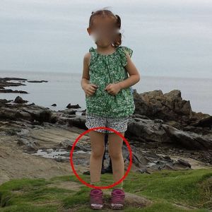 日本一女童坟旁拍照 背后出现无身大脚疑灵异现象