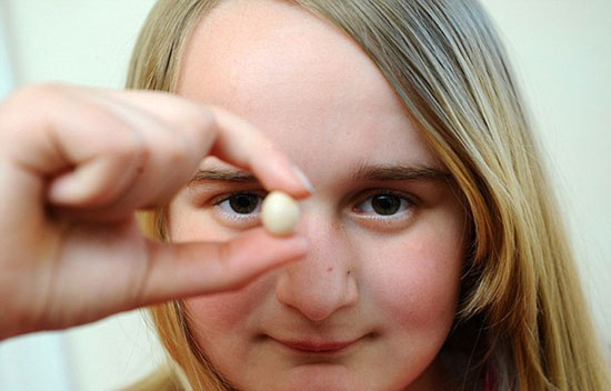 世界最小的鸡蛋 仅1.8厘米长约硬币大小