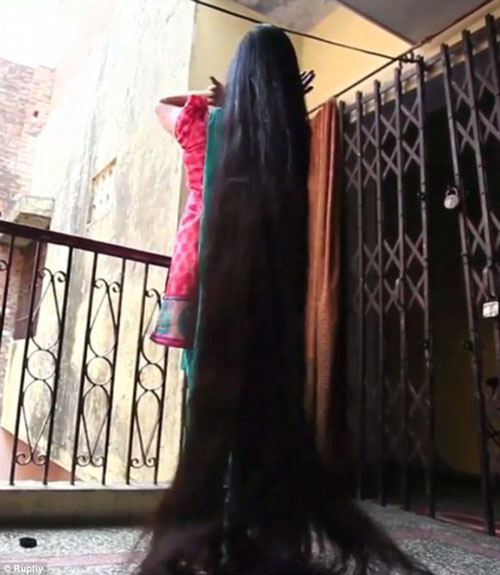 印度女子头发长2.1米 希望将来能获得吉尼斯世界纪录