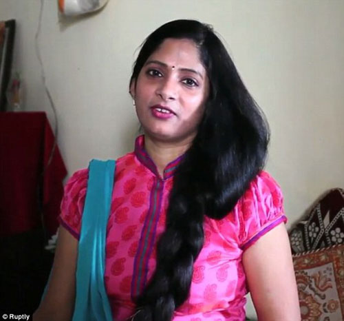 印度女子头发长2.1米 希望将来能获得吉尼斯世界纪录