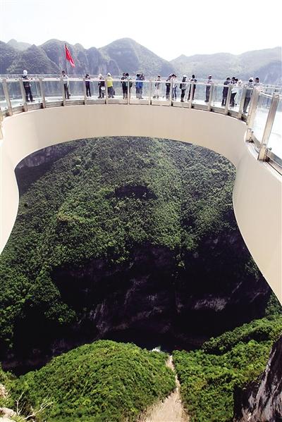 重庆景区设世界最长悬挑玻璃廊桥:垂直高度718米