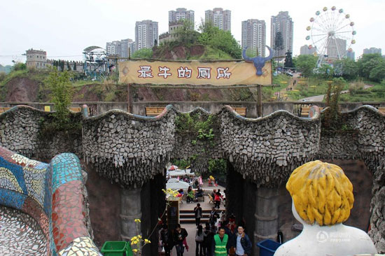 重庆“最牛的厕所”造型如欧洲城堡 可容纳2000名游客同时如厕