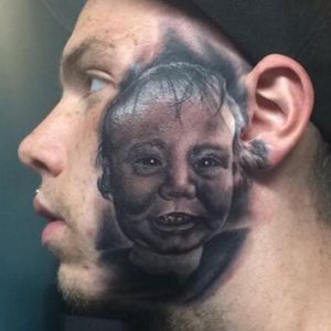 很极端！为表达对儿子的爱,男子将儿子照片纹在脸上