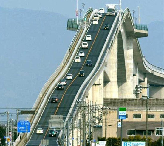 日本江岛大桥坡度陡峭如过山车 挑战司机驾车技术 (图)