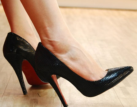 女生常穿高跟鞋对身体的危害大