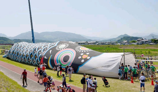 日本庆祝儿童节 现巨型“鲤鱼旗隧道”