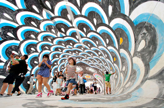 日本庆祝儿童节 现巨型“鲤鱼旗隧道”