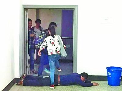 教授趴地求学生赐胯下之辱 没丢尊严反被赞