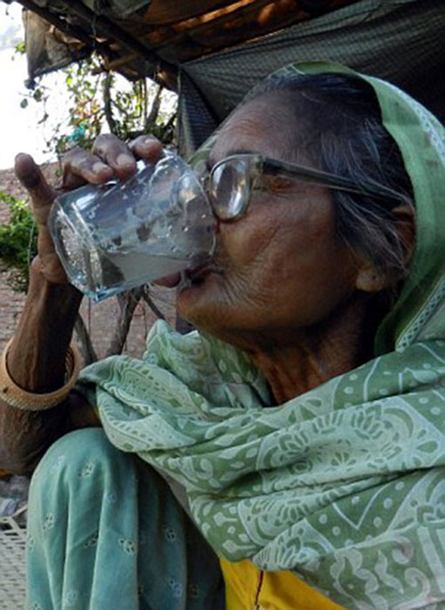 奇闻：印度老太每天吃1公斤沙子 坚持80多年身体健康