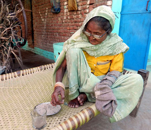 奇闻：印度老太每天吃1公斤沙子 坚持80多年身体健康