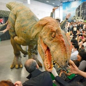 日本工匠“复活”恐龙 逼真再现侏罗纪霸主