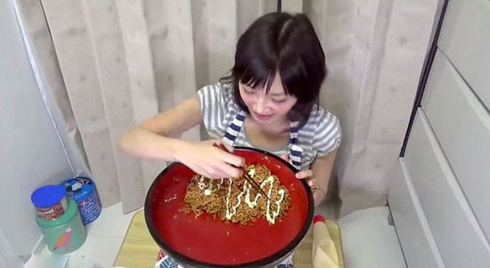 怎么吃都不胖!日本女子3分20秒吃完3.9公斤炒面