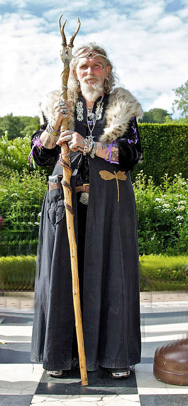 英国著名“男巫”去世 数百人将扮巫师参加葬礼