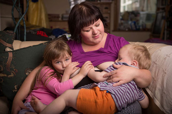 英国母亲坚持母乳喂养5岁女儿 计划让其喝母乳至10岁