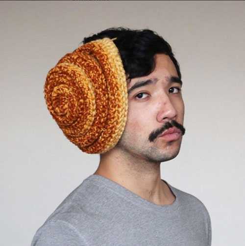 澳洲小伙自学钩织各种食物造型的帽子
