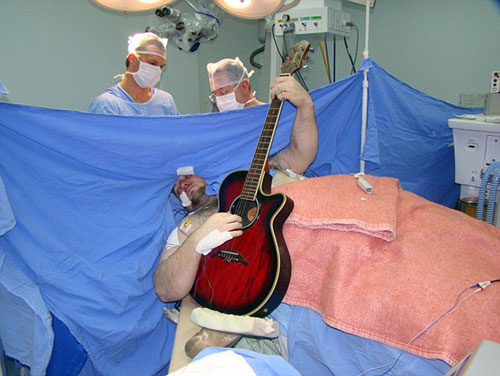 巴西男子接受脑瘤摘除手术时弹吉他 以方便医生观察其大脑情况