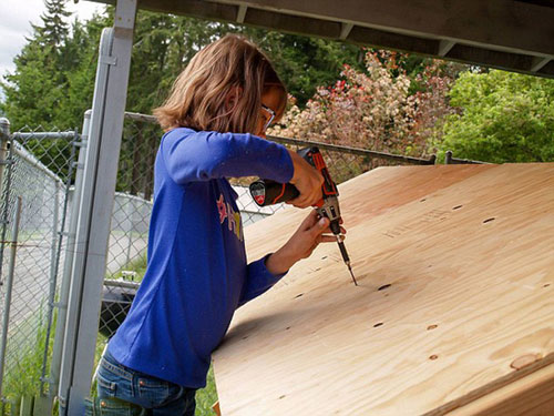 美国9岁女孩亲手为流浪者建造流动房屋