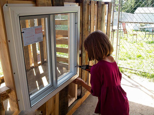 美国9岁女孩亲手为流浪者建造流动房屋