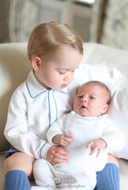 乔治小王子怀抱妹妹夏洛特公主 快要被萌化了