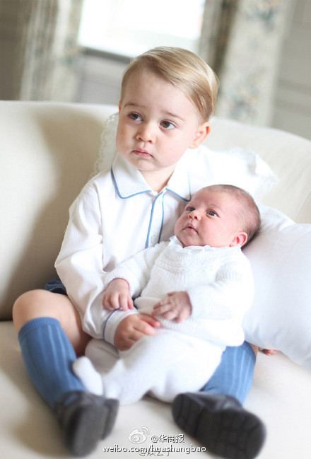 乔治小王子怀抱妹妹夏洛特公主 快要被萌化了