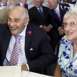 103岁新郎娶91岁新娘 百岁情侣创吉尼斯世界纪录