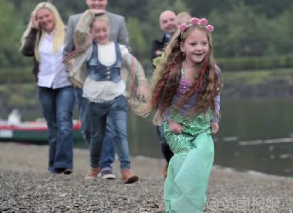 苏格兰8岁患病女童圆梦：亲眼见到美人鱼