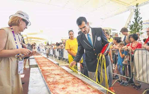 米兰世博会烘烤全球最长披萨破吉尼斯世界纪录 全长近1600米