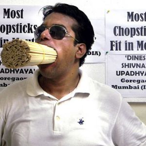 印度教师大嘴塞东西破48项世界纪录 被学生送绰号“超级大嘴”