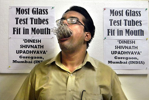 印度教师大嘴塞东西破48项世界纪录 被学生送绰号“超级大嘴”