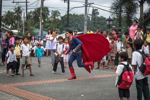 菲律宾男子迷恋超人已接受23次整容手术 欲变身现实版超人