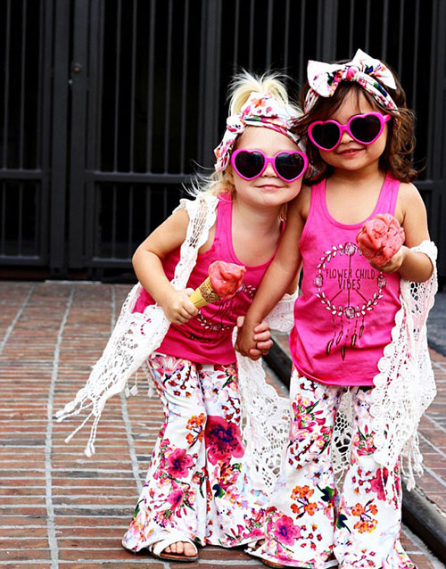 美国一对2岁闺蜜姐妹花走红时尚圈 走红网络