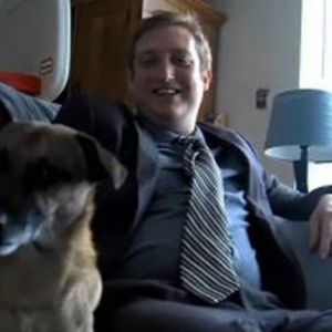 美国一男子在“脸谱”网上称欲与狗狗结婚 最终遭老板解雇