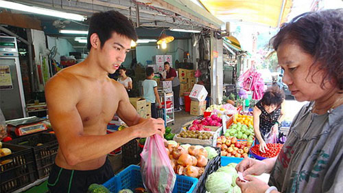 台湾频现帅哥摆小摊 “世界最帅水果贩”引围观