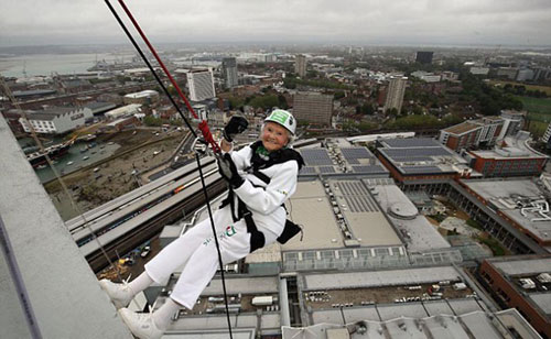 世界上年龄最大的挑战者 英101岁老太从171米高塔顺绳垂降