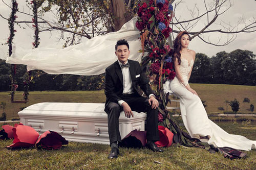 新加坡新人拍摄以棺材为主题的结婚照走红 新郎新娘为殡仪馆员工