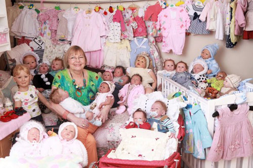 英国妇女为养22个芭比娃娃 耗花45000英镑