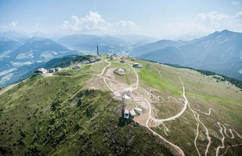 意大利登山家在山顶建高山博物馆 参观得先爬2286米