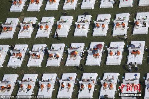 北京400多市民床上吃早餐 打破吉尼斯世界纪录