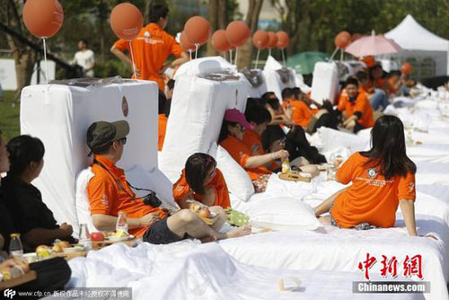 北京400多市民床上吃早餐 打破吉尼斯世界纪录
