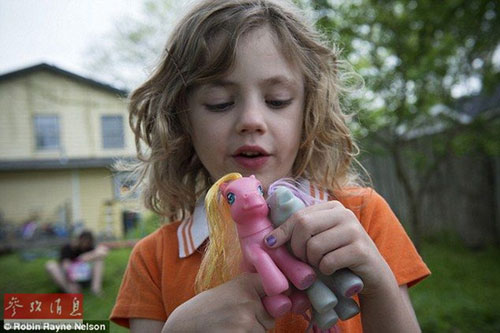 美国6岁孩童是罕见“流性人”，忽男忽女