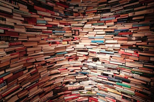 学霸休闲好去处：25万本书搭成的迷宫