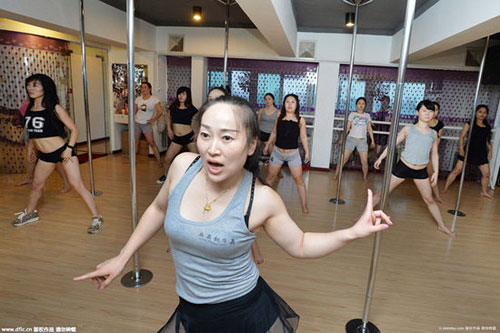武汉85后美女教钢管舞，七年开16家门店年入百万
